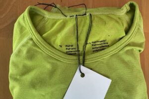 Korrekte Befestigung der Etiketten an den Kleidern